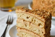 Фото - Медовый торт с грецкими орехами
