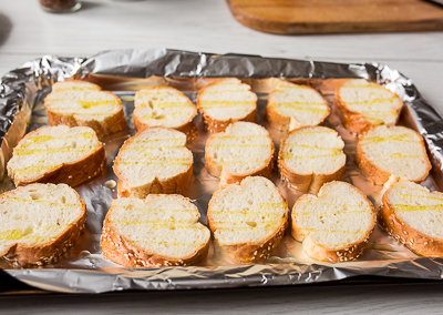 Мини-бутерброды с лососем и кремом из хрена