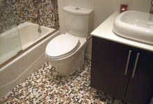 Фото - Мозаика на пол в ванной: разновидности и монтаж плитки мозаики в ванной комнате