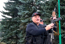 Фото - Новое появление Лукашенко с автоматом высмеяли в мемах: Мемы