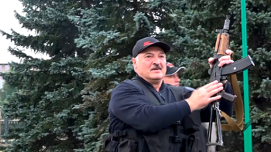 Фото - Новое появление Лукашенко с автоматом высмеяли в мемах: Мемы