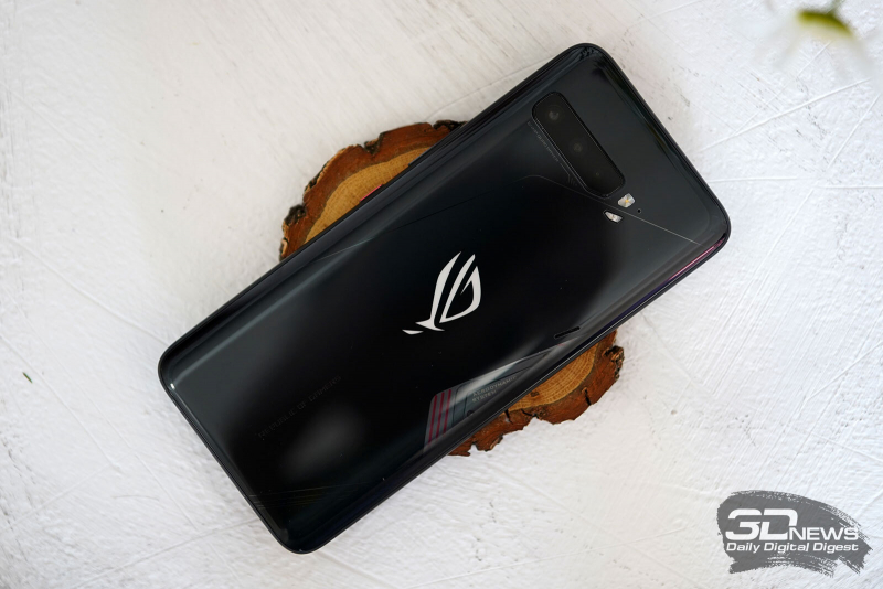 ASUS ROG Phone 3, задняя панель: блок тройной камеры, двойная светодиодная вспышка и несколько декоративных элементов – светящийся логотип Republic of Gamers, спрятанная под стекло «система охлаждения»