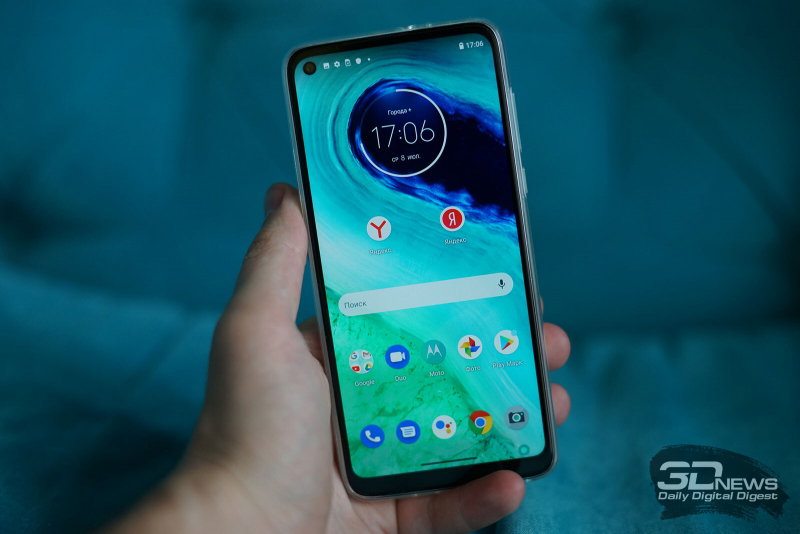 moto G8 в комплектном чехле