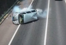 Фото - Очевидец, начавший пинать автомобильное стекло, спас от гибели трёх пассажиров