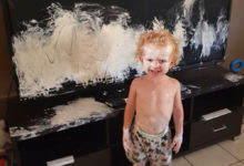 Фото - Оставшись без присмотра, маленький художник украсил телевизор детским кремом