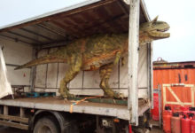 Фото - Отец по ошибке купил сыну в подарок слишком большого динозавра
