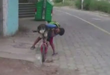 Фото - Отправляясь с собакой в поездку на велосипеде, мальчик не забыл о маске для питомицы