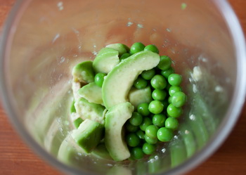 Паштет из зеленого горошка и авокадо с мятой