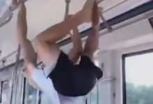 Фото - Пассажиры метро перепутали вагон со спортивной площадкой