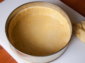 Пирог с сыром бри и ветчиной