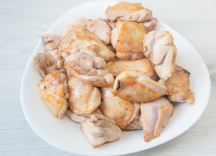Рагу из курицы с копчеными колбасками