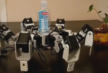 Фото - Робот любезно напоминает людям о важности мытья рук