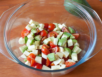 Салат из помидоров и авокадо с медово-беконной заправкой