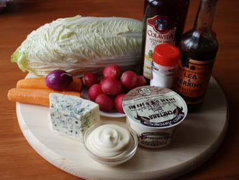 Салат с редисом и голубым сыром