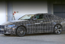 Фото - Седан BMW i4 раскрыл двери на зарядной станции