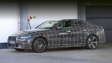 Фото - Седан BMW i4 раскрыл двери на зарядной станции