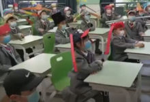 Фото - Школьники получили шляпы, позволяющие им соблюдать социальную дистанцию