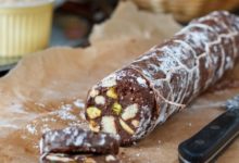 Фото - Шоколадная колбаса с ромом и фисташками