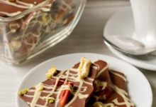 Фото - Шоколадная плитка с орехами и сушеной клюквой