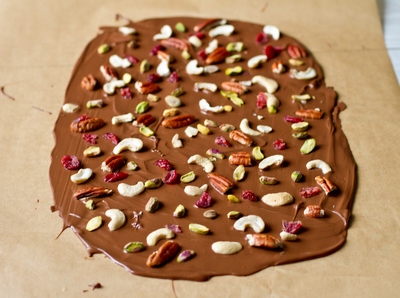 Шоколадная плитка с орехами и сушеной клюквой