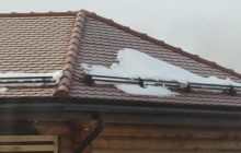 Фото - Снегозадержатели на крышу, виды и особенности монтажа