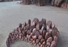 Фото - Собранные на побережье камни становятся для художника источником вдохновения