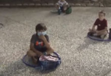 Фото - Сотрудники летнего лагеря используют хулахупы, чтобы держать детей на расстоянии