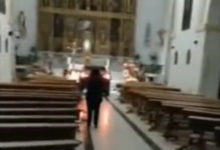 Фото - Спасаясь от дьявола, водитель на машине ворвался в церковь
