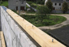 Фото - Способы крепления мауэрлата для двускатной крыши, возведенной на здании из газосиликатных блоков