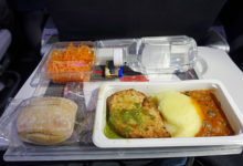 Фото - Стюардессы раскрыли способ бесплатно получить больше еды на борту самолета: Мнения
