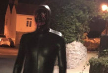 Фото - Странный незнакомец в латексном костюме терроризирует город