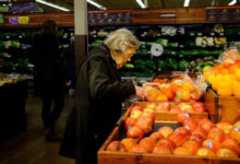 Фото - Студент помогает пожилым покупателям, опасающимся ходить по магазинам