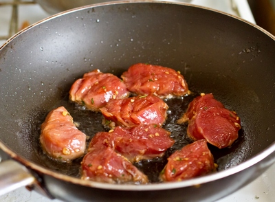 Свиные медальоны в устричном соусе с лапшой