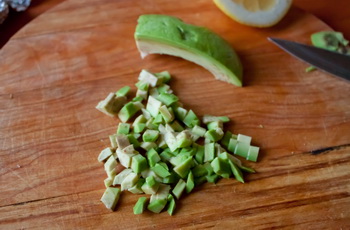 Тартар из лосося и авокадо на огурцах