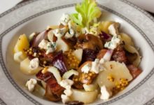 Фото - Теплый салат из картофеля, грибов и голубого сыра