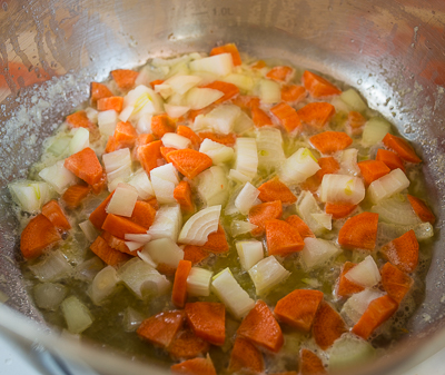 Тыквенный суп-пюре с жареным острым фаршем