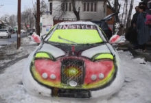 Фото - Умелец стал обладателем спортивного автомобиля, вылепленного из снега