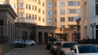 Фото - В Москве парковку жилого дома украсили горшками с коноплей