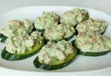 Фото - Закуска из копченой курицы на огурцах