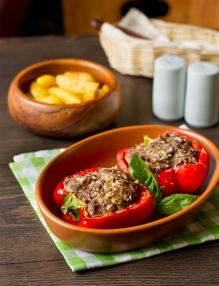 Запеченный сладкий перец с мясом и овощами