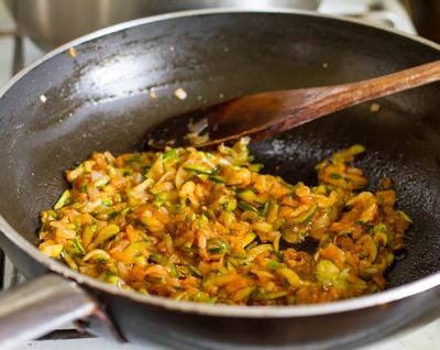 Запеченный сладкий перец с мясом и овощами