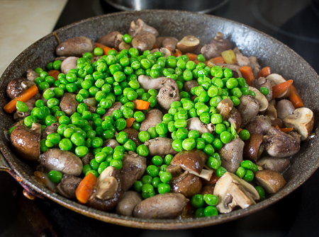 Жареные куриные сердечки с овощами