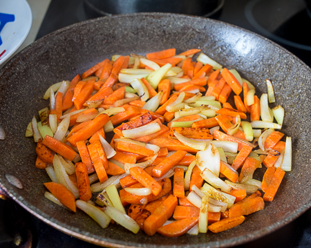 Жареные куриные сердечки с овощами