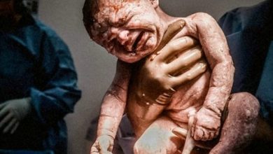 Фото - Женщина делает трогательные фотографии рожениц сразу после родов