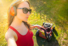 Фото - Женщина, которая косит газон утром, вызвала одобрение далеко не у всех