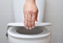 Фото - Женщина заставляет своего партнёра мыть ноги после посещения туалета