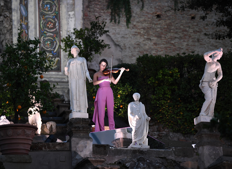 Сногсшибательная Тина Кунаки, изящная леди Китти Спенсер и другие гости показа Bvlgari в Риме