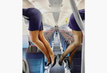 Фото - Фото стюардесс в мини-юбках на багажных полках удивили поклонников