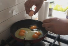 Фото - Яичница из четырёх яиц порадовала едоков восемью желтками