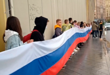 Фото - Москвичи решили спасти памятник с помощью российского флага